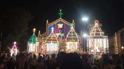 காளையார்கோவில்: புனித மூவரசர் நவ நாள் பள்ளித்தம்பம் பகுதியில் திருவிழா தேர் பவனி