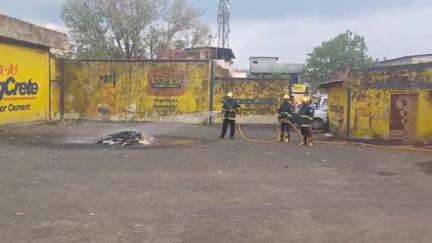 इगतपुरी: इगतपुरी शहरात मुसळधार पावसामुळे बुद्ध विहार जवळ झाड कोसळले सुदैवाने जीवित हानी झाली नाही मात्र वाहतूक विसरली