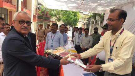 उरई: उरई में राष्ट्रीय लोक अदालत का उद्घाटन माननीय जनपद न्यायाधीश श्री अचल सचदेव ने फीता काटकर किया
