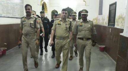शाहाबाद: पुलिस अधीक्षक विद्यासागर मिश्र ने रामपुर रेलवे स्टेशन के समीप भीड़भाड़ वाले इलाके में किया फ्लैगमार्च