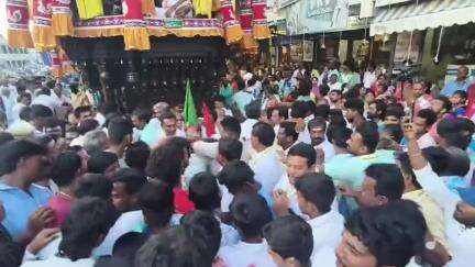 எடப்பாடி: எடப்பாடி பேருந்து நிலையம் அருகே பிரசித்தி பெற்ற நஞ்சுண்டேஸ்வரர் திருக்கோவில் திருத்தேரோட்டம் ஆயிரக்கணக்கான பக்தர்கள் பங்கேற்பு