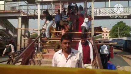 बाढ़: बाढ़ स्टेशन पर रेलवे ओवरब्रिज की मरम्मत में हो रही देरी से यात्रियों को उठानी पड़ रही परेशानी #jansamasya