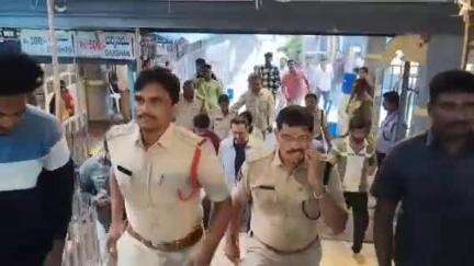 బెజవాడ దుర్గమ్మను దర్శించుకున్న సినీ హీరోయిన్ సమంత