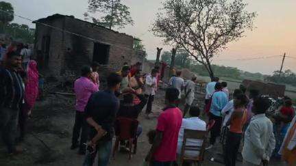 बैरिया: मियापुर पंचायत के वार्ड 6 में अग्नि पीड़ितों से मिले ओबीसी मोर्चा के प्रदेश मंत्री, अधिकारियों से मदद का आश्वासन दिया
