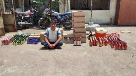 હાલોલ: SMC ની ટીમે સ્ટેશન રોડ પર આવેલ સોનવાડીમાંથી ₹.2.43 લાખના વિદેશી દારૂ સાથે 1 આરોપીને ઝડપી પાડ્યો
