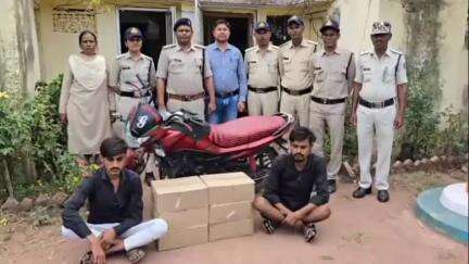 पवई: आबकारी विभाग ने मोटरसाइकिल से शराब तस्करी करते दो व्यक्तियों को गिरफ्तार किया