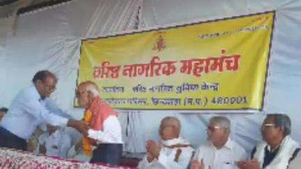 छिंदवाड़ा नगर: खापाभाट में 8 वरिष्ठ नागरिकों का जन्मदिन मनाया गया, सम्मानित किया गया