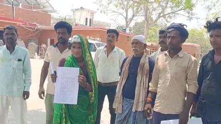 उरई: मारपीट के मामले में कार्रवाई न होने पर एसपी कार्यालय में पीड़ित महिला ने ससुर व अन्य लोगों के साथ दिया शिकायती पत्र