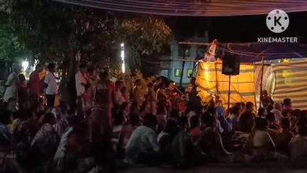 ডায়মন্ডহারবার ১: কালীপুজো উপলক্ষে মাধবপুরে যাত্রাপালা অনুষ্ঠান হয় যাত্রাপালা দেখতে ভিড় জমিয়েছে গ্রামের মানুষ।