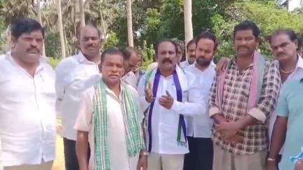 అకాల వర్షాలతో నష్టపోయిన రైతులను ప్రభుత్వం ఆదుకోవాలి: మడుపల్లి లో వైసీపీ పి.గన్నవరం కోఆర్డినేటర్ గన్నవరపు శ్రీనివాసరావు