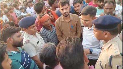 उचकागांव: उचकागांव में लाइन बाजार-श्यामपुर पथ पर वाहन की चपेट में आने से अधेड़ की मौत, प्रदर्शन
