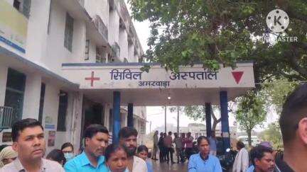 अमरवाड़ा: अमरवाड़ा अस्पताल में डॉक्टरों और स्वास्थ्य कर्मचारियों ने डॉक्टर के साथ अभद्रता के विरोध में काली पट्टी बांधकर प्रदर्शन किया