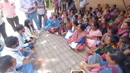 ધરમપુર: ડિવાઈન પ્રોડક્ટ એન્ડ સર્વિસીસ કંપનીની કર્મચારીઓ સાથે થયેલ અન્યાય બાબતે ધારાસભ્ય અનંત પટેલે મામલતદાર કચેરીએ મુલાકાત લીધી.