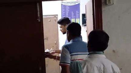 বলরামপুর: বলরামপুর ব্লক কার্যালয়ের সামনে বেহাল রাস্তায় নিয়ন্ত্রণ হারিয়ে দুর্ঘটনার কবলে বাইক জখম যুবক