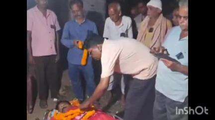 খাতড়া: সিমলাপালের বাড়িতে প্রয়াত সিপিআইএম পার্টির সদস্য কৃষক আন্দোলনের নেতার মরদেহে মাল্যদান করে শ্রদ্ধা জানালেন নেতৃত্বরা