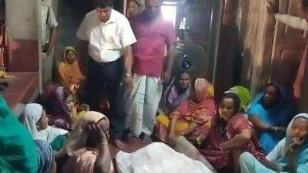 খড়গ্রাম: পলসন্ডা গ্ৰামের দলের একনিষ্ঠ কর্মী মৃত্যুর খবর পেয়ে পরিবারকে সমবেদনা জানালেন বিধায়ক