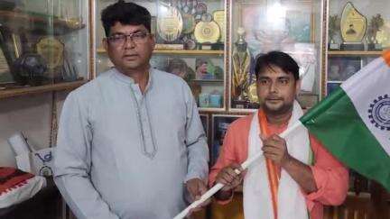 সামশেরগঞ্জ: সামশেরগঞ্জে বামপন্থী শ্রমিক ইউনিয়নের জেলা কমিটির সদস্যর হাতে তৃনমূলের পতকা তুলে দিলেন বিধায়ক