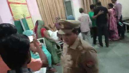 कौशाम्भी मंझनपुर जिला अस्पताल में डिलेवरी होते समय
डाक्टर और नर्स के लापरवाही के कारण महिला
की हुई मौत कल समय 10 बजे