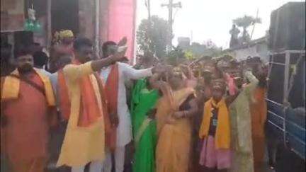 नाथनगर: नयाटोला चौहद्दी में दो दिवसीय श्री श्री 108 अष्टयाम संकीर्तन के लिए भव्य कलश शोभायात्रा निकाली गई