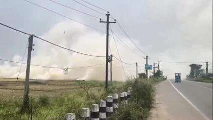আউশগ্রাম ১: সচেতনতাই সার, গুসকরার বলগোনা মোড় এলাকায় দেদার নাড়া পোড়ানো চলছে, ২বি জাতীয় সড়কে দুর্ঘটনার আশঙ্কা