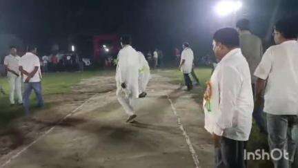 রতুয়া ১: সামসি হাটখোলা এলাকায় আয়োজিত ক্রিকেট টুর্নামেন্টের অনুষ্ঠান পরিদর্শন করলেন বিধায়ক সহ অন্যান্যরা
