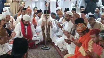 अजमेर: बॉर्डर पर चल रहे हैं भारत-पाकिस्तान आर्मी के संघर्ष के बीच भारत की सफलता और कामयाबी के लिए दरगाह में की दुआ।#operation