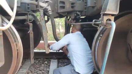 🛑दिल्ली-लखनऊ रेल लाइन पर मुरादाबाद में मालगाड़ी 2 हिस्सों में बंटी,फिर इंजीनियरों ने कपलिंग जोड़कर ट्रैक दुरुस्त कराया।