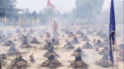 अमरोहा में ऐसी है आस्था, चिलचिलाती धूप में आग जला खड़े होकर रवि गिरी महाराज कर रहे तपस्या
