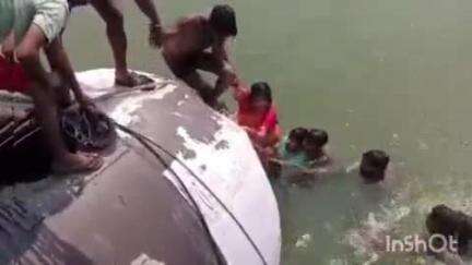 अंबाह: उसेद घाट पीपा पुल से चंबल नदी में गिरी महिला, गोताखोरों ने बचाई जान