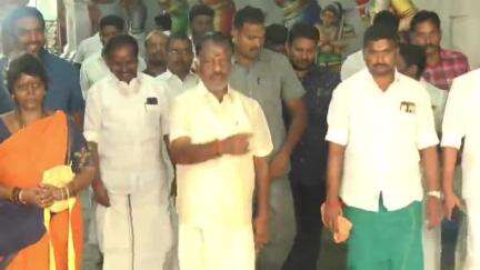 இராமேஸ்வரம்: கங்கை தீர்த்தத்தால் அபிஷேகம் செய்து ராமநாதசுவாமி கோவிலில்  ஓபிஎஸ் சுவாமி தரிசனம்