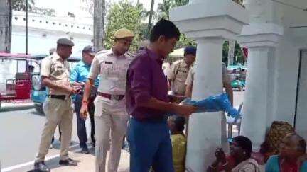 কোচবিহার ১: মাতৃ দিবস উপলক্ষে বিশেষ উদ্যোগ গ্রহণ কোচবিহার জেলা পুলিশের সদর ট্রাফিকের, উপস্থিত dsp ট্রাফিক