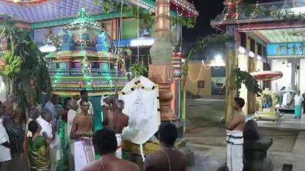 பொன்னேரி: மீஞ்சூர் வரதராஜ பெருமாள் கோயிலின் வைகாசி பிரமோற்சவ விழா கொடியேற்றத்துடன்  தொடங்கியது.