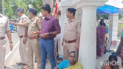 কোচবিহার ১: মদনমোহন মন্দিরের সামনে মাতৃদিবস পালন করল কোচবিহার সদর ট্রাফিক পুলিশ উপস্থিত ডিএসপি ট্রাফিক