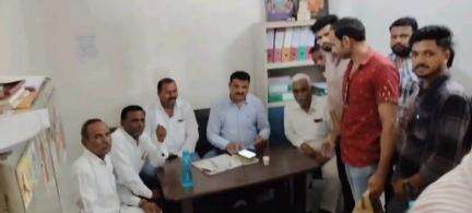हाटपिपल्या: MLA मनोज चौधरी से मिलने उनके कार्यालय पर पहुंचे हाटपिपल्या विधानसभा क्षेत्र के लोग