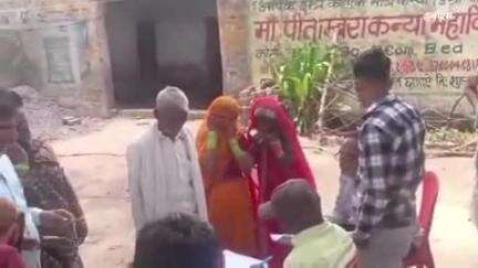 खेरागढ़: इरादतनगर क्षेत्र में राशन डीलर और कार्ड धारक के बीच विवाद का वीडियो हुआ वायरल