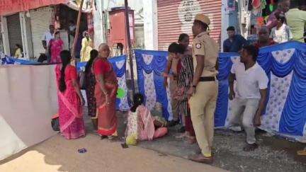 திருவண்ணாமலை: அருணாச்சலேஸ்வரர் கோயிலில் சாமி தரிசனம் செய்ய வந்த ஆந்திர மாநில பெண்மணி ஒருவர் கூட்ட நெரிசலில் மயங்கி விழுந்தார்