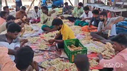 மதுரை தெற்கு: வைகை ஆற்றில் கள்ளழகர் இறங்கும் மண்டகப்படியில் 1.5 டன் பூக்களால் அலங்கரிப்பு- காவல் ஆணையர் ஆய்வு