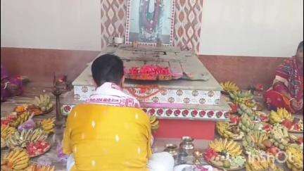 ইংরেজবাজার: ধর্মীয় পরম্পরা মেনে টিপাজানি এলাকায় অনুষ্ঠিত হলো ডোরা খোলা ব্রত