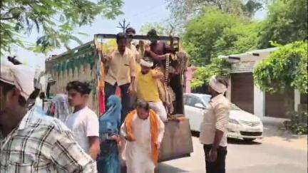 जलेसर: थाना अवागढ़ के बोर्रा खुर्द में ठेका के समीप खड़ी बाइक हटाने को कहने पर दलित समाज के व्यक्ति के साथ बेरहमी से की मारपीट
