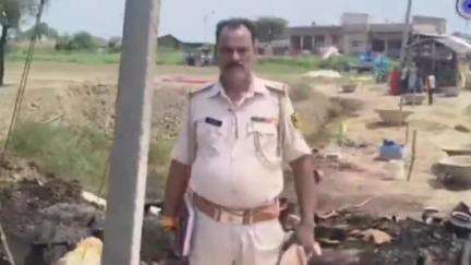 पीरपैंती: टोपर टोला गांव में आग लगने से लाखों का नुकसान हुआ, कड़ी मशक्कत के बाद आग पर काबू पाया गया
