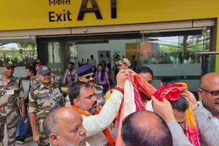 पिंड्रा: वाराणसी पहुंचे बीजेपी के राष्ट्रीय महामंत्री सुनील बंसल का एयरपोर्ट पर बीजेपी पदाधिकारियों ने किया भव्य स्वागत