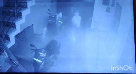 उरई: उरई के कालपी रोड स्थित घर में लाखों रुपए की चोरी, चोर सीसीटीवी में कैद, वीडियो हुआ वायरल