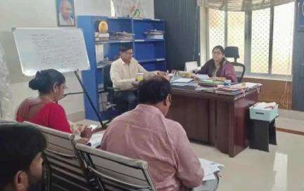 నిర్మల్: వరి ధాన్యం కొనుగోలు ప్రక్రియ సజావుగా కొనసాగేందుకు చర్యలు తీసుకోవాలని అధికారులను ఆదేశించిన కలెక్టర్ అభిలాష అభినవ్
