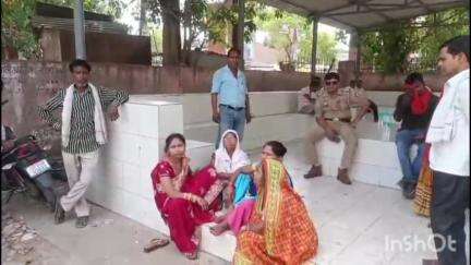 उन्नाव: अचलगंज थाना क्षेत्र में सड़क हादसे में मां और बेटी की हुई मौत, पुलिस ने शवों को पोस्टमार्टम हाउस पहुंचाया