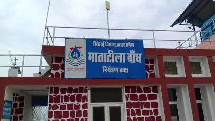 तालबेहट: माताटीला डैम के आसपास क्षेत्र में जोरदार बारिश और आंधी तूफान का कहर, चपेट में आने से बाइक सवार घायल, लाया गया अस्पताल
