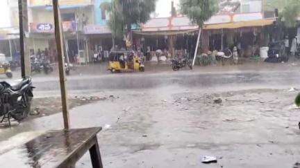 అసిఫాబాద్: జైనూర్ మండల కేంద్రంతో పాటు పలు గ్రామాల్లో భారీ వర్షం