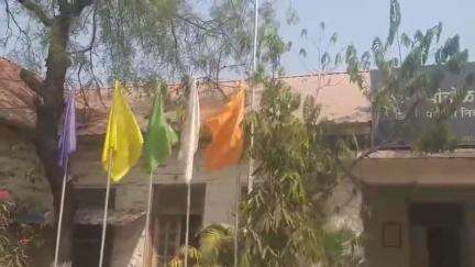 मोहोळ: शहराजवळील पंढरपूर रस्त्यावर पेट्रोल पंपाजवळ पोलिस असल्याचे सांगत दांपत्याची फसवणूक, ३ लाख २० हजारांचे दागिने केले लंपास