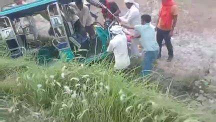 लहरपुर: समौलिया-मुगलपुर मार्ग पर सवारियों से भरा ई-रिक्शा पलटा, 2 लोग गंभीर रूप से हुए घायल