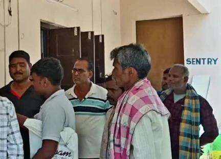 ଦିଗପହଣ୍ଡି: ଦିଗପହଣ୍ଡି ଥାନା ଇଲାକାରେ ଦୁଇ ସନ୍ତାନର ମା ଫେରାର  । ଶତାଧିକ ଲୋକଙ୍କ ଥାନାର ଦ୍ବାରସ୍ଥ  ।