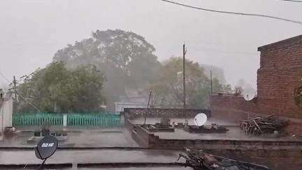 गरौठा: गुरसरांय में तेज बारिश के चलते लोगों को भीषण गर्मी से मिली राहत